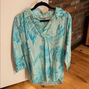Vineyard vines blue patterned shirt